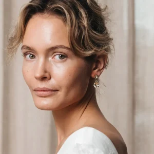 CAROLINE SVEDBOM ØREDOBBER MINI DROP GOLD SILK