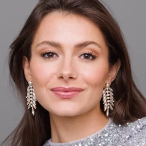 CAROLINE SVEDBOM ØREDOBBER FEATHER PEARL CRYSTAL