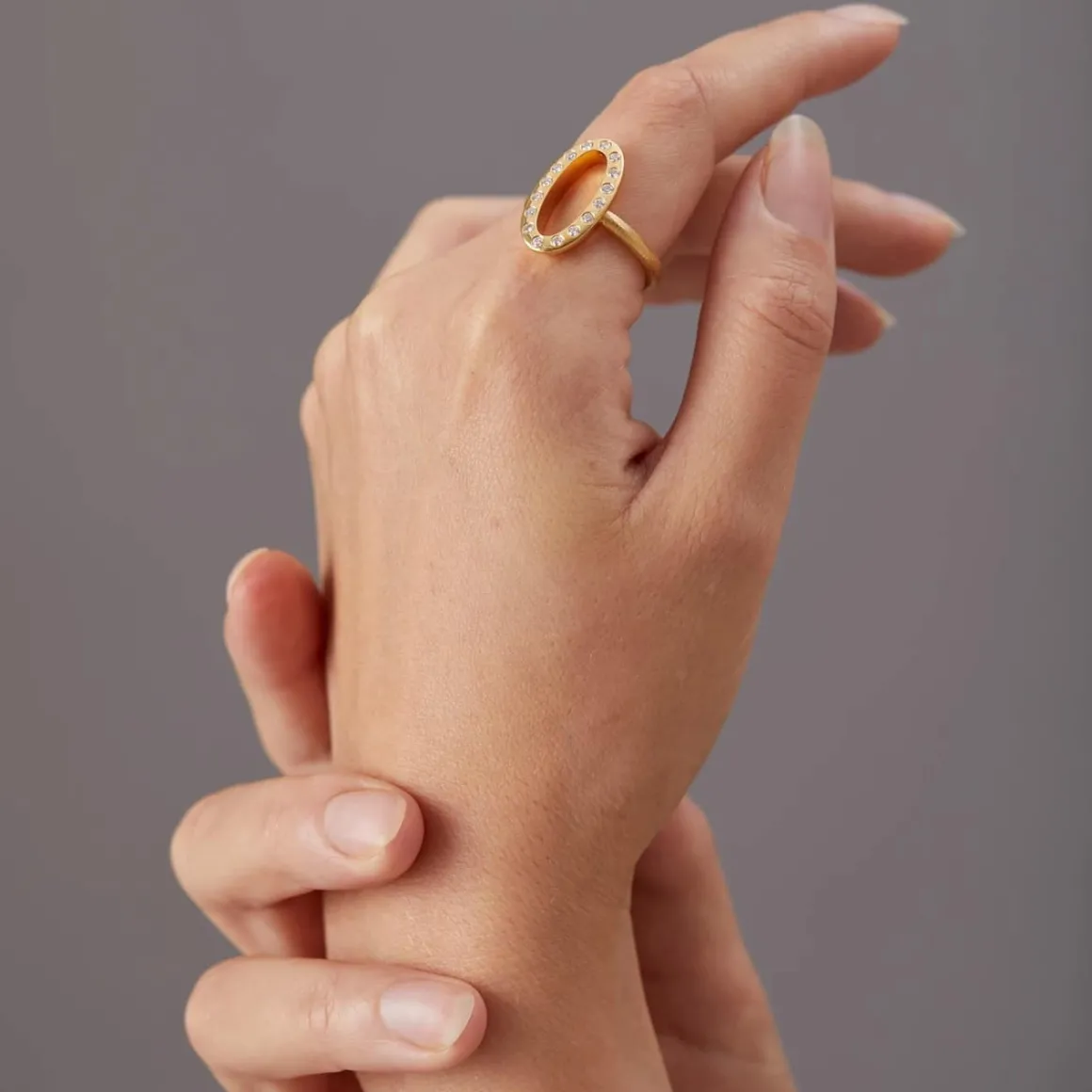 dulong_ring_capella_hvitt_1.webp DULONG RING CAPELLA HVITT GULL