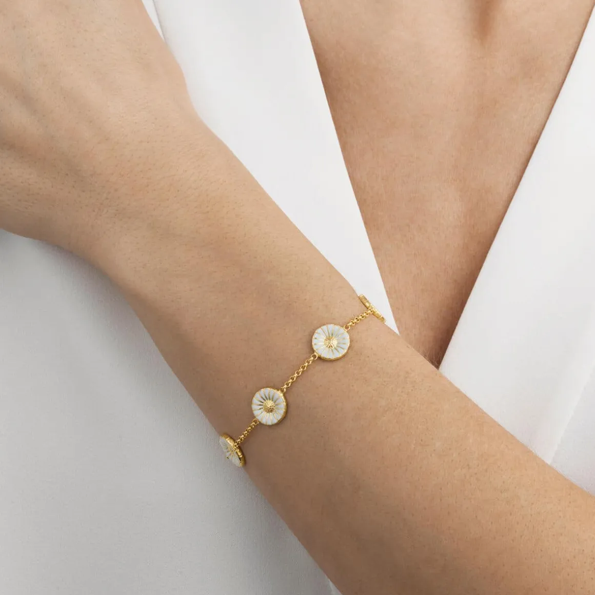 georg_jensen_armbnd_daisy_1-2.webp GEORG JENSEN ARMBÅND DAISY FORGYLT SØLV OG EMALJE