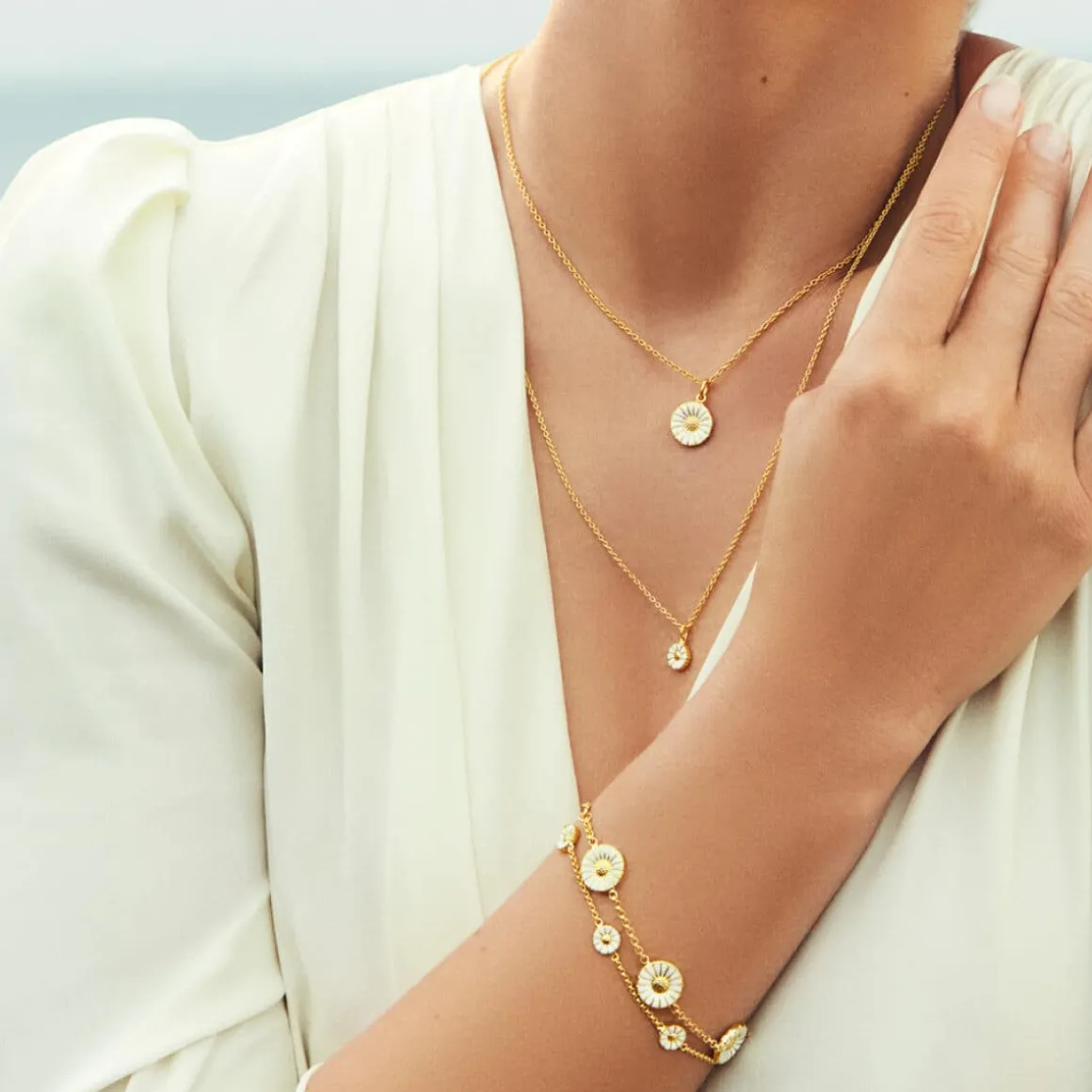 georg_jensen_armbnd_daisy_2-1.webp GEORG JENSEN ARMBÅND DAISY FORGYLT SØLV OG EMALJE