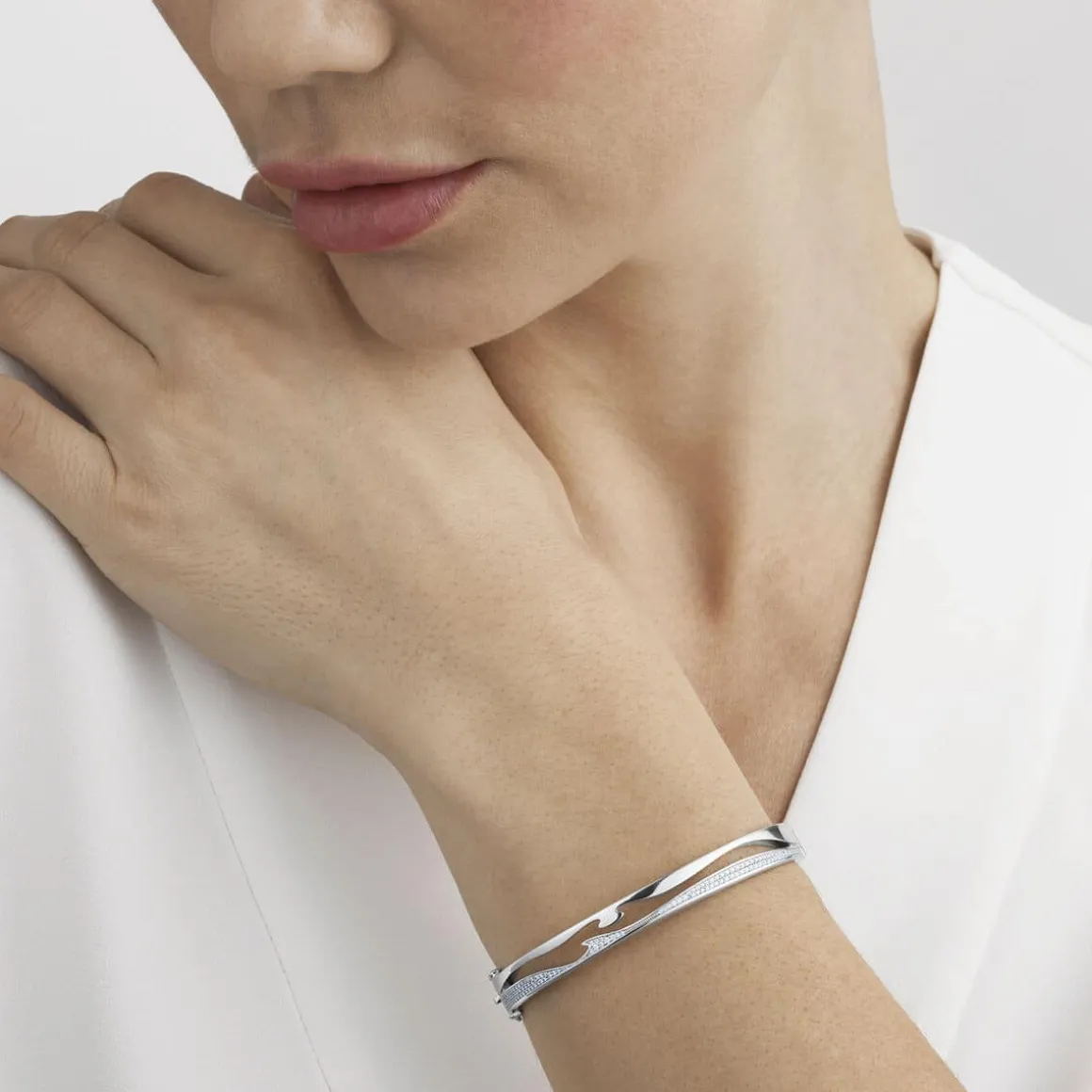 georg_jensen_armring_fusi_1-2.webp GEORG JENSEN ARMRING FUSION HVITTGULL MED DIAMANTER