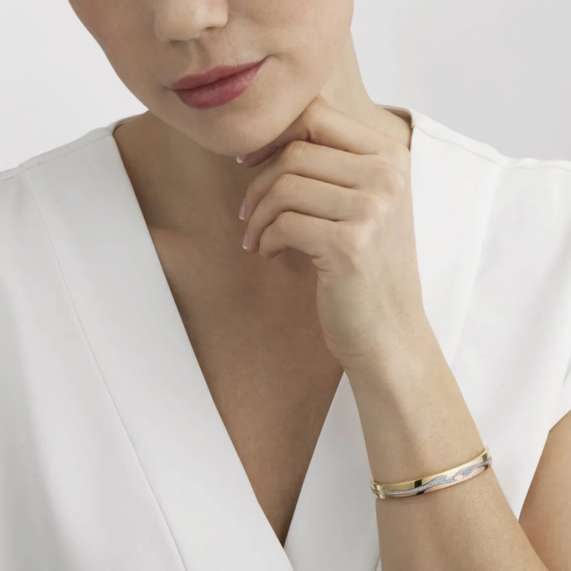 georg_jensen_armring_fusi_1-3.webp GEORG JENSEN ARMRING FUSION GULT/HVITT/ROSEGULL MED DIAMANTER
