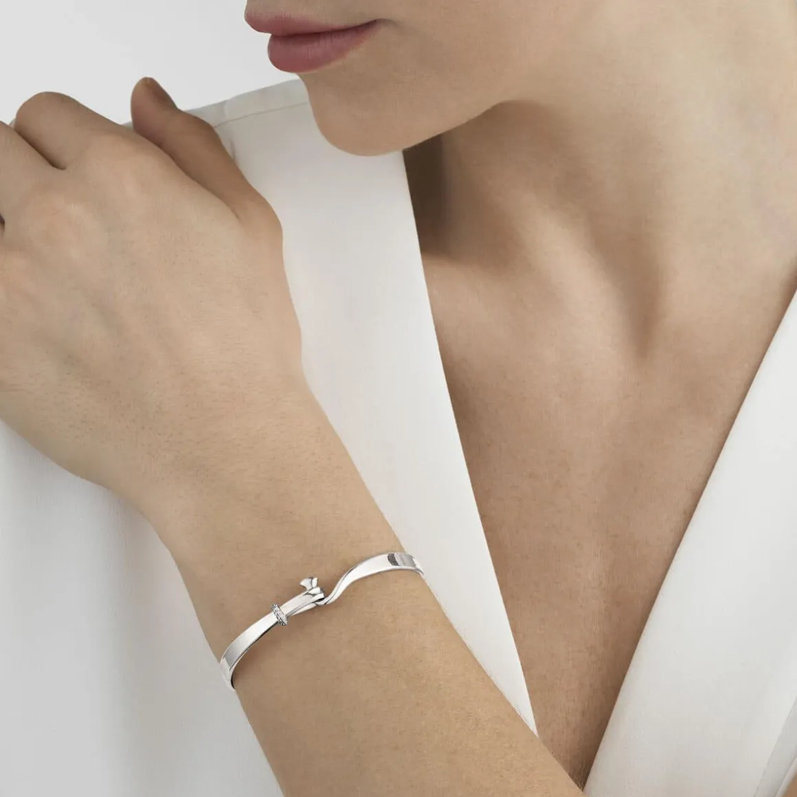 georg_jensen_armring_toru_1-3.webp GEORG JENSEN ARMRING TORUN SØLV OG DIAMANTER