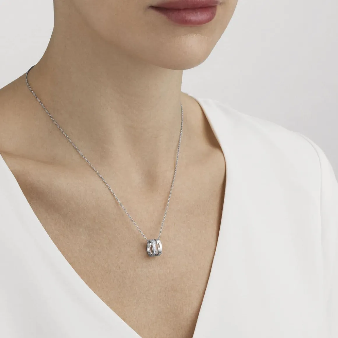 georg_jensen_halssmykke_f_1-1.webp GEORG JENSEN HALSSMYKKE FUSION HVITTGULL MED DIAMANTER