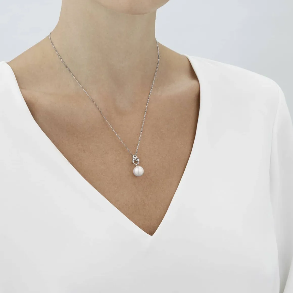 georg_jensen_halssmykke_m_1.webp GEORG JENSEN HALSSMYKKE MAGIC MED PERLE OG DIAMANTER