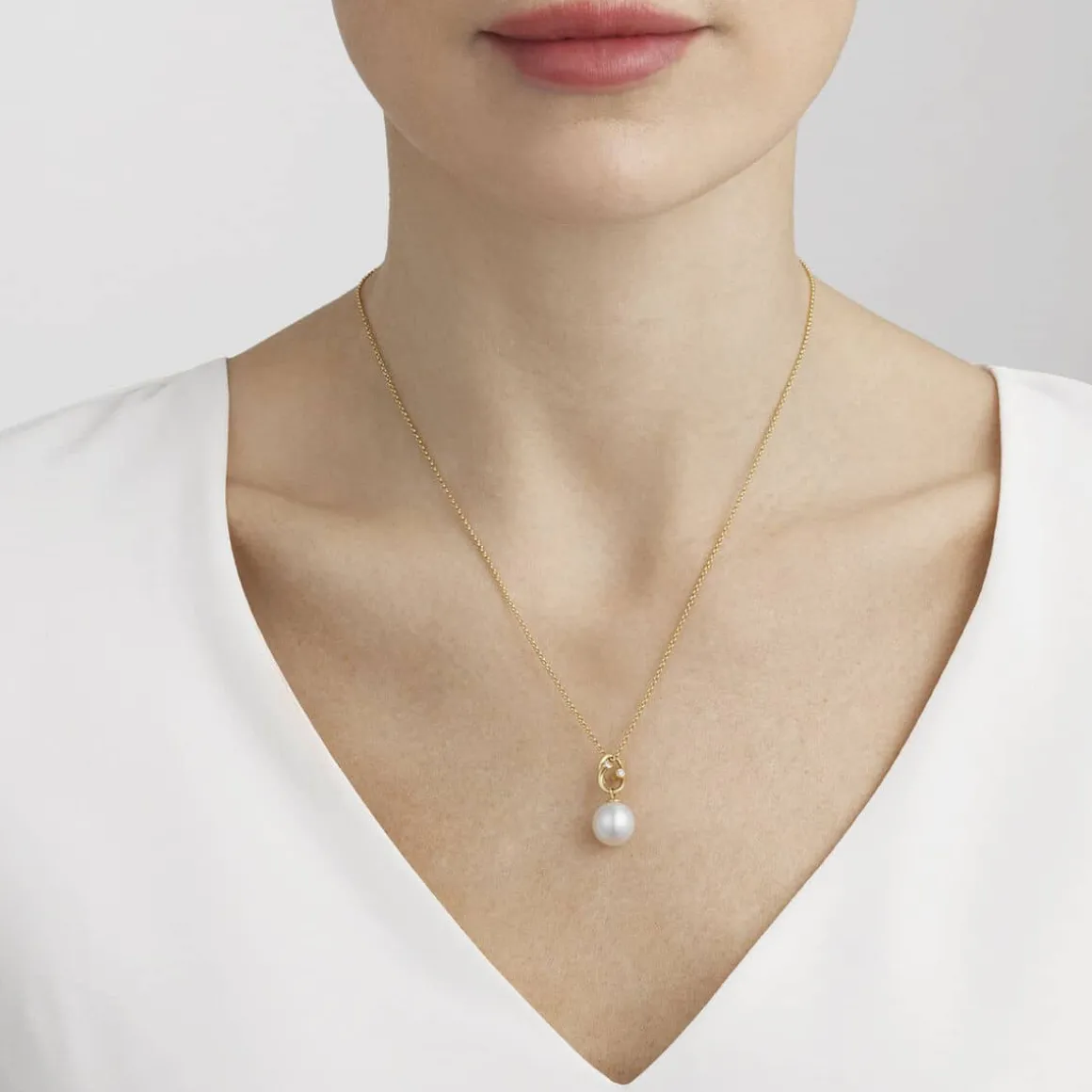 georg_jensen_halssmykke_m_2.webp GEORG JENSEN HALSSMYKKE MAGIC MED PERLE OG DIAMANTER