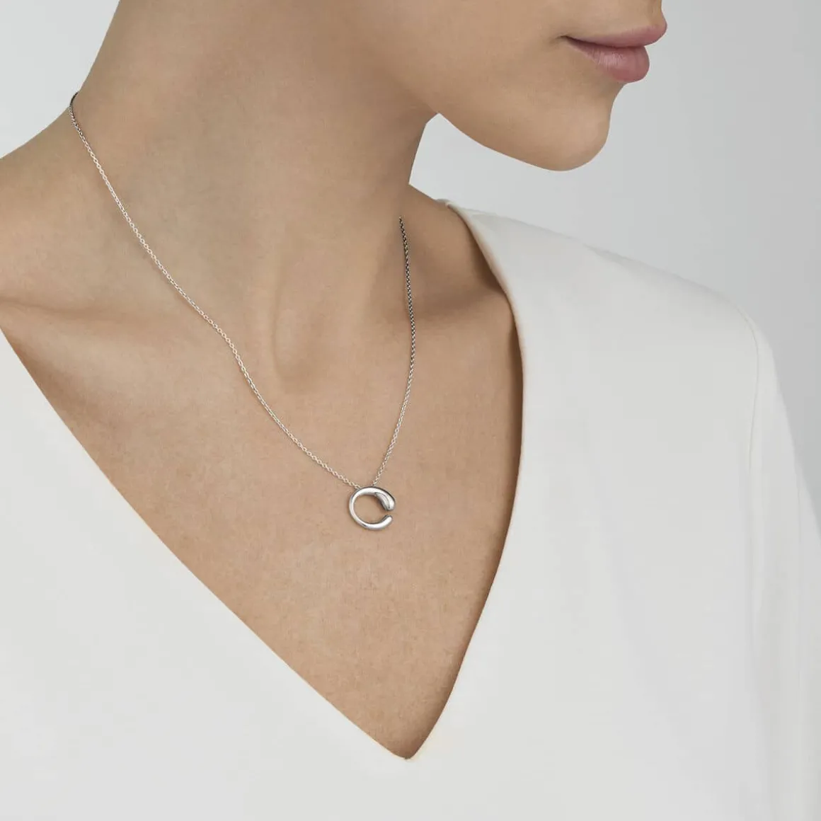 georg_jensen_kjede_med_an_1-3.webp GEORG JENSEN KJEDE MED ANHENG MERCY SØLV LITEN