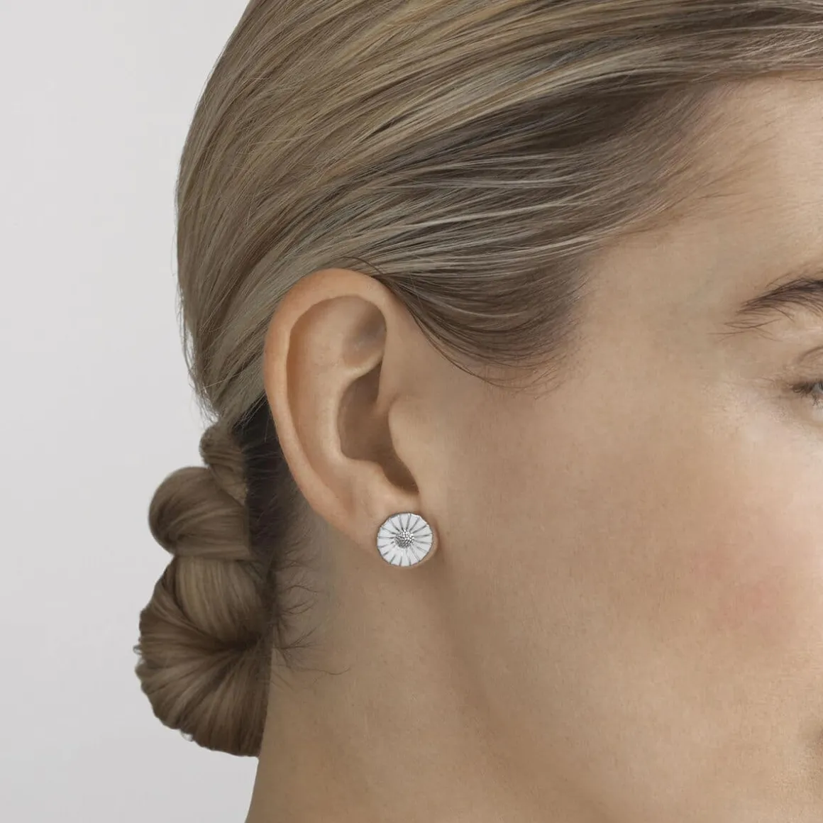 georg_jensen_redobber_dai_1-1.webp GEORG JENSEN ØREDOBBER DAISY MED HVIT EMALJE OG SØLV