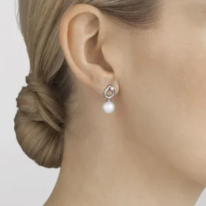 GEORG JENSEN ØREDOBBER MAGIC MED PERLER OG DIAMANTER HVITTGULL