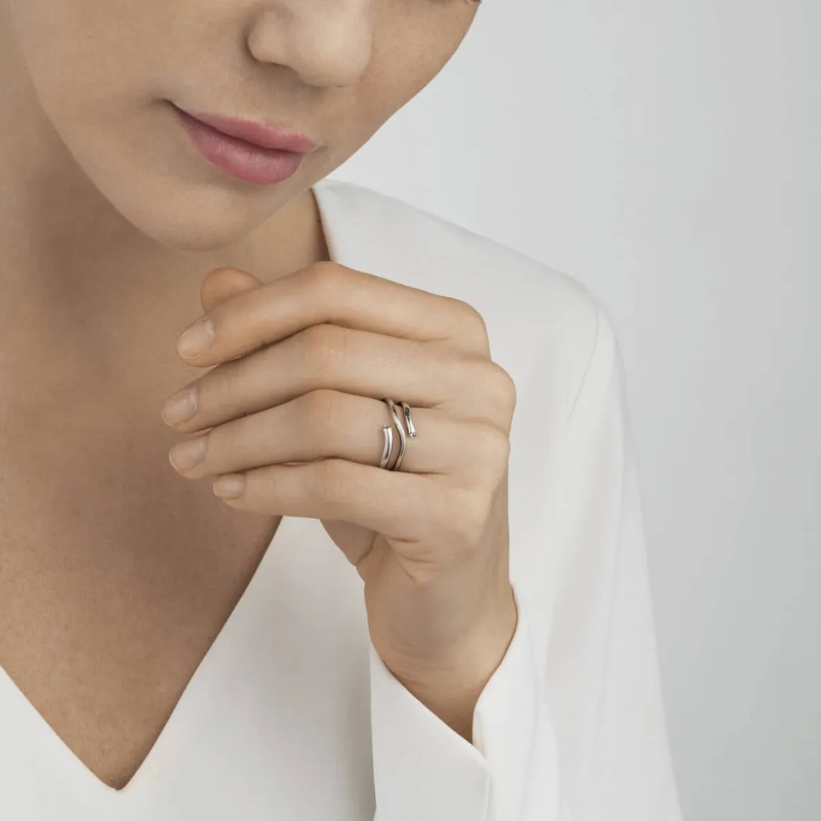 georg_jensen_ring_dobbel__1.webp GEORG JENSEN RING DOBBEL MAGIC HVITTGULL