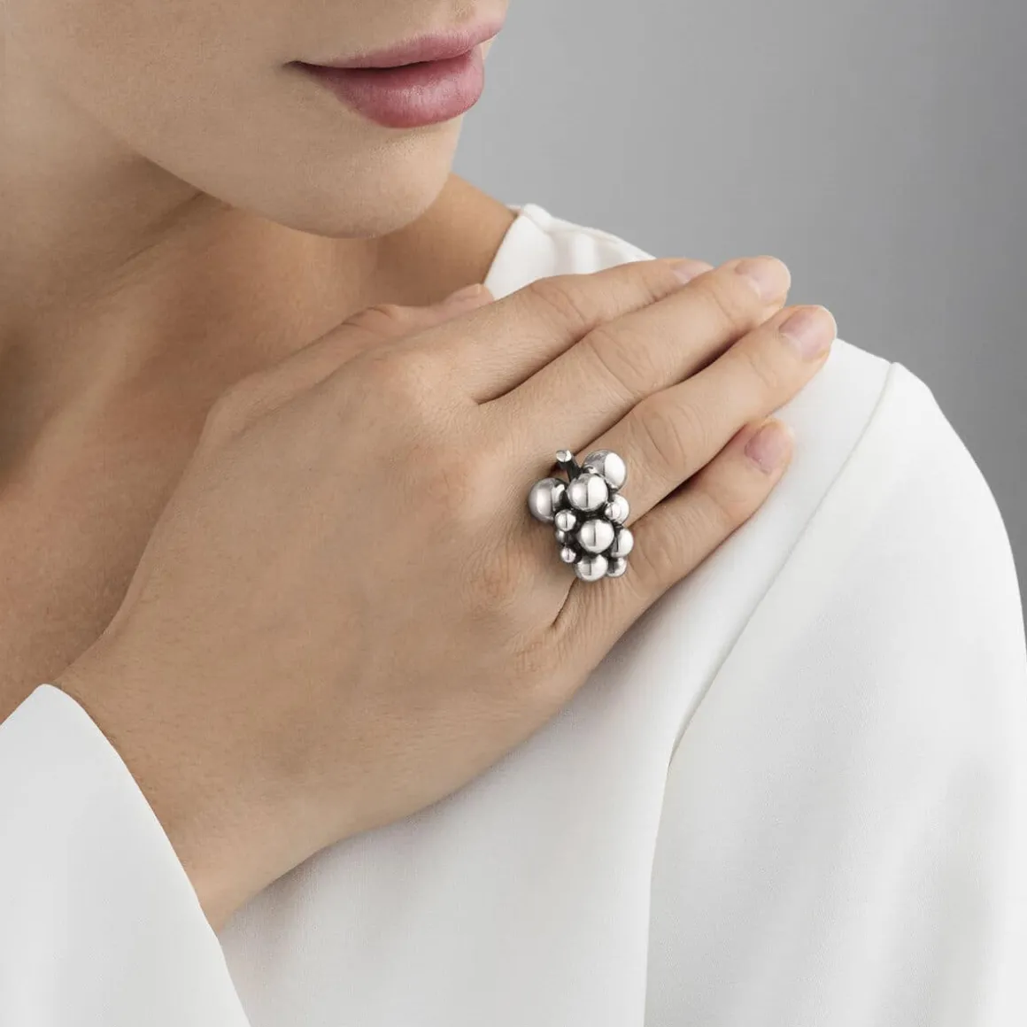 georg_jensen_ring_moonlig_1-4.webp GEORG JENSEN RING MOONLIGHT GRAPES SØLV