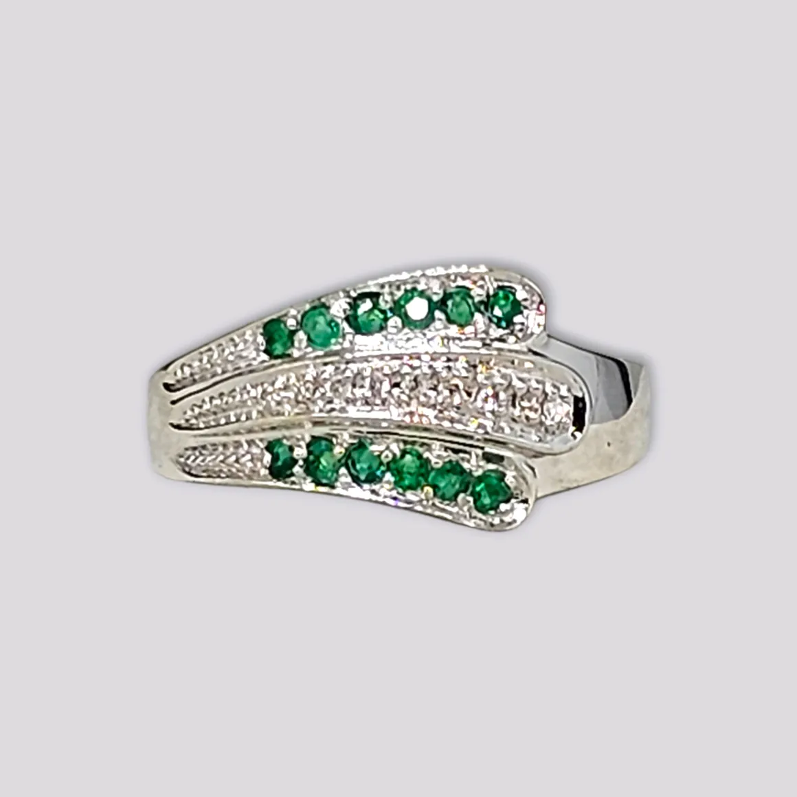 hellman_vintage_ring_med__0-12.webp HELLMAN VINTAGE RING MED BRILLIANTER OG SMARAGDER