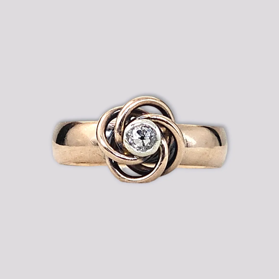 hellman_vintage_ring_med__0-13.webp HELLMAN VINTAGE RING MED KNUTE OG DIAMANT
