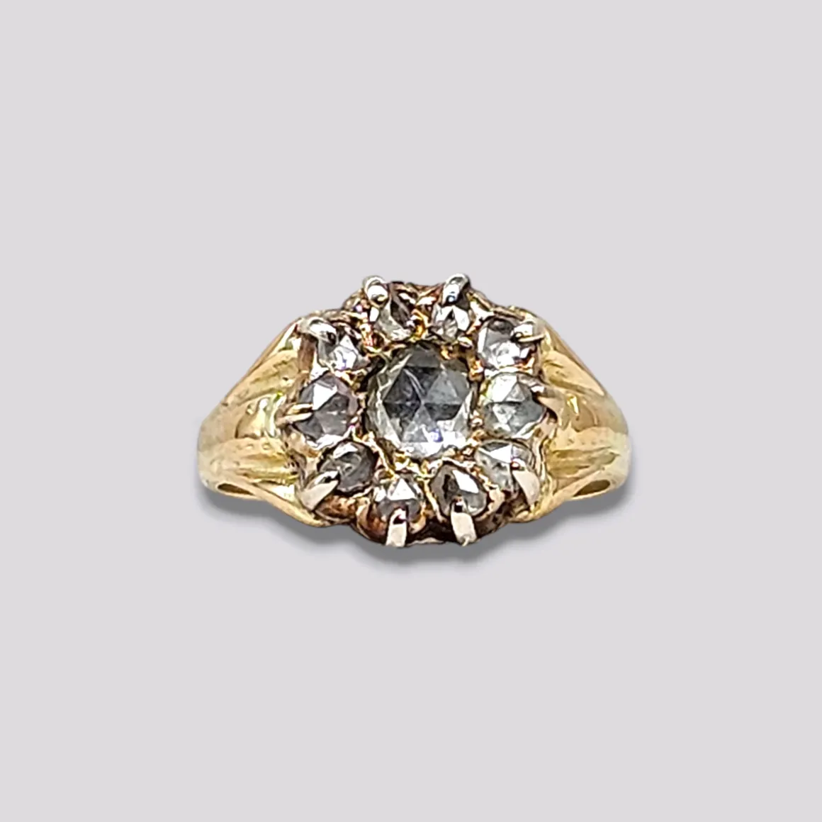 hellman_vintage_ring_med__0-3.webp HELLMAN VINTAGE RING MED DIAMANTER