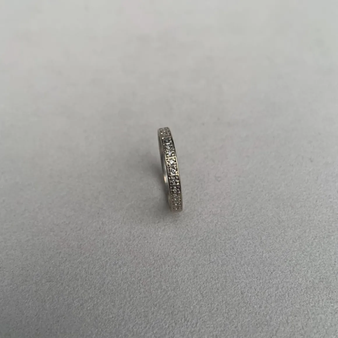 hellman_vintage_ring_med__0-36.webp HELLMAN VINTAGE RING MED 14 DIAMANTER
