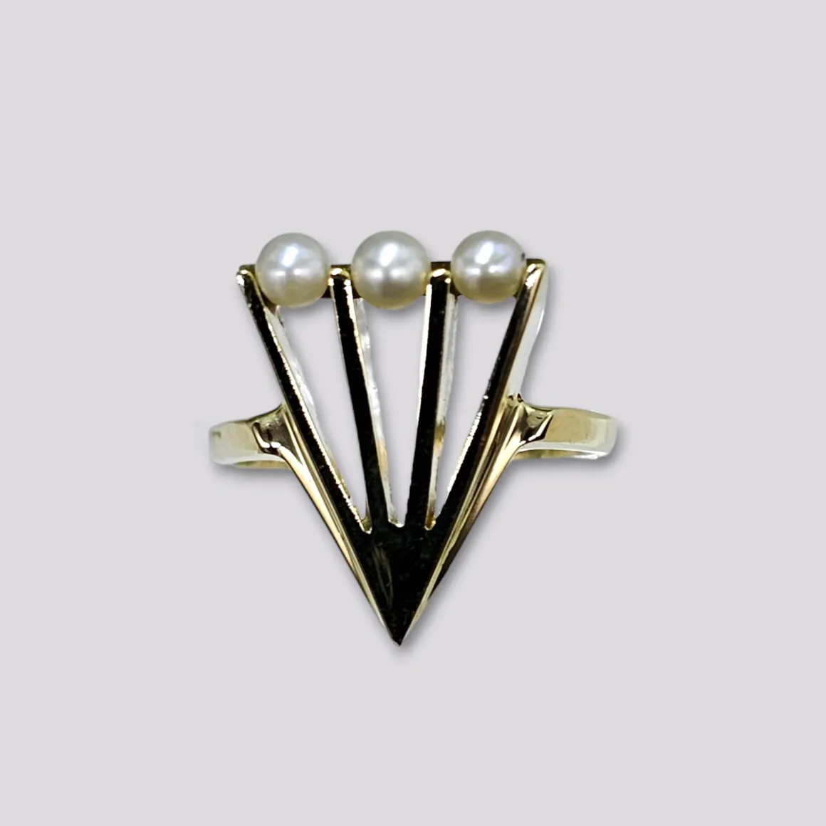 hellman_vintage_ring_med__0-8.webp HELLMAN VINTAGE RING MED 3 KULTURPERLER
