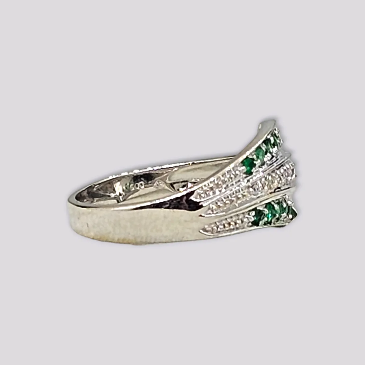 hellman_vintage_ring_med__1-13.webp HELLMAN VINTAGE RING MED BRILLIANTER OG SMARAGDER
