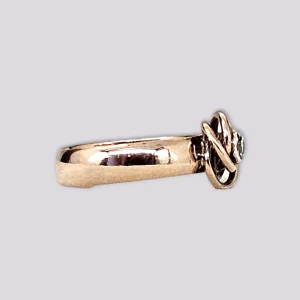 HELLMAN VINTAGE RING MED KNUTE OG DIAMANT