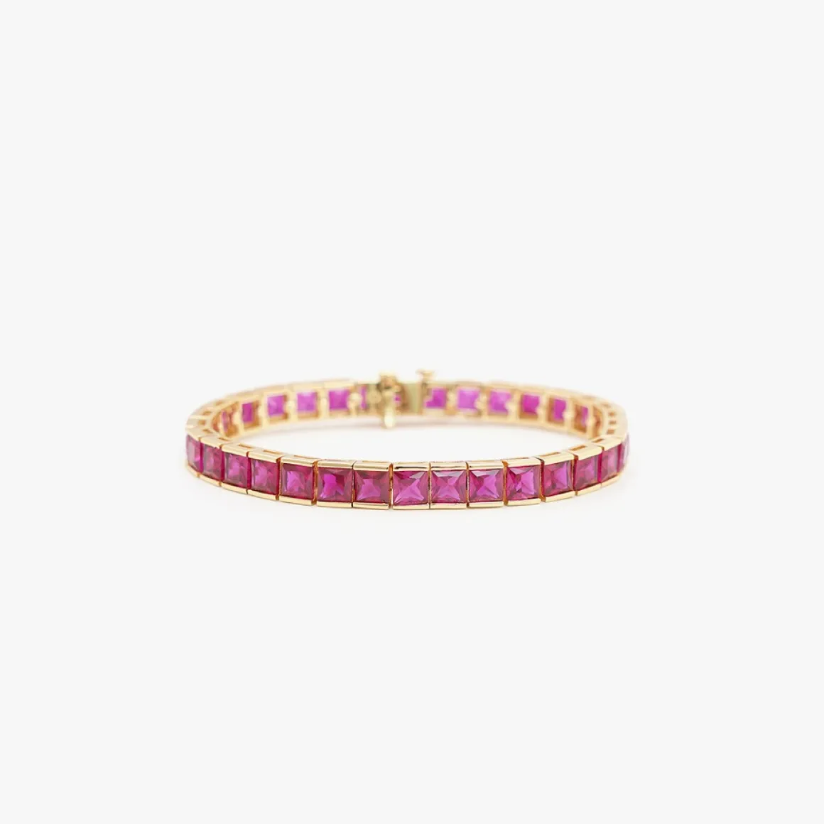 izabel_display_tennis_arm_0-3.webp IZABEL DISPLAY TENNIS ARMBÅND THICK SQUARE GOLDPLATED PINK