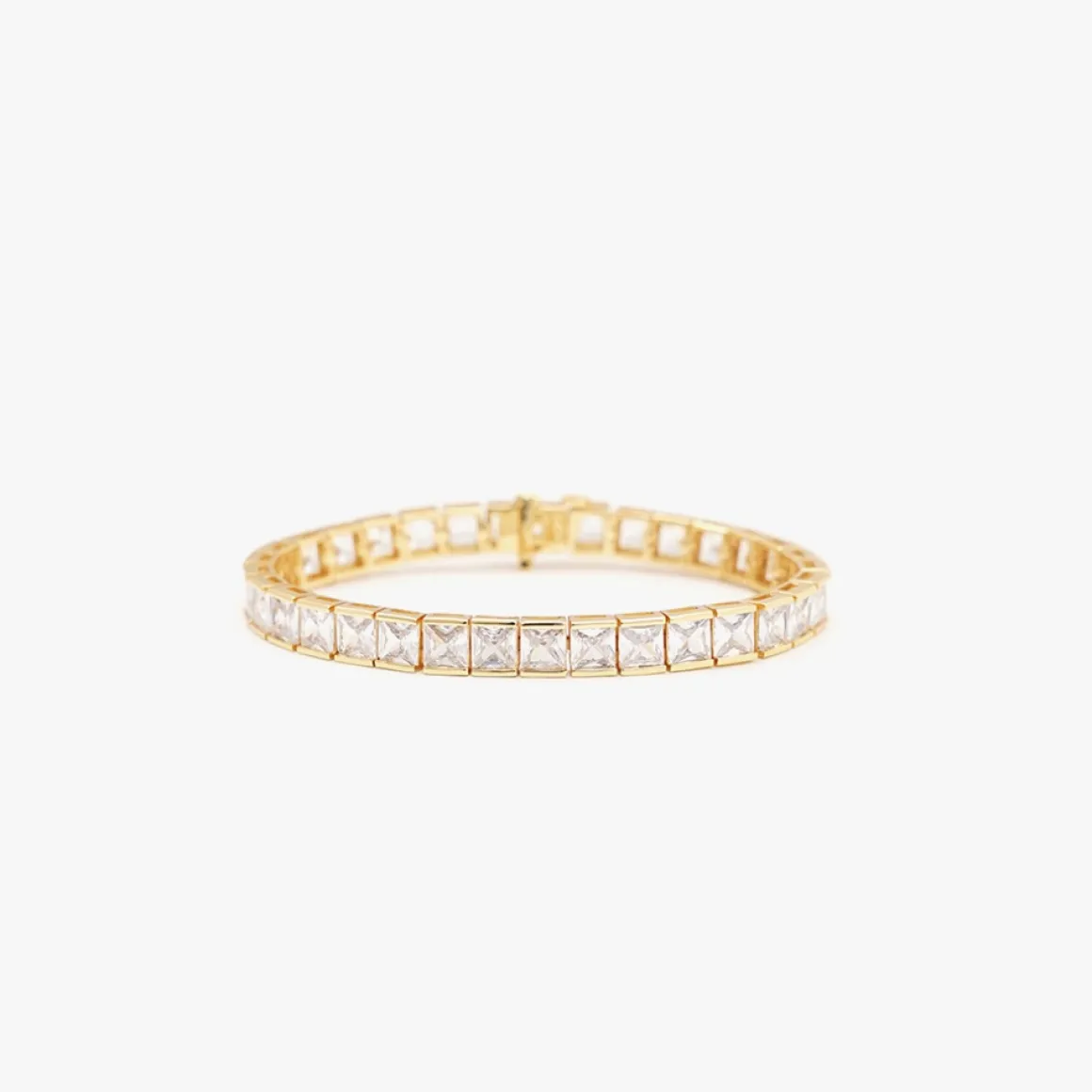 izabel_display_tennis_arm_0.webp IZABEL DISPLAY TENNIS ARMBÅND THICK SQUARE GOLDPLATED WHITE
