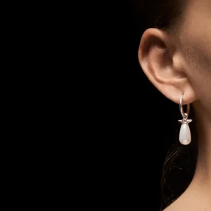 MARIA NILSDOTTER ØREDOBBER PEARL TEAR