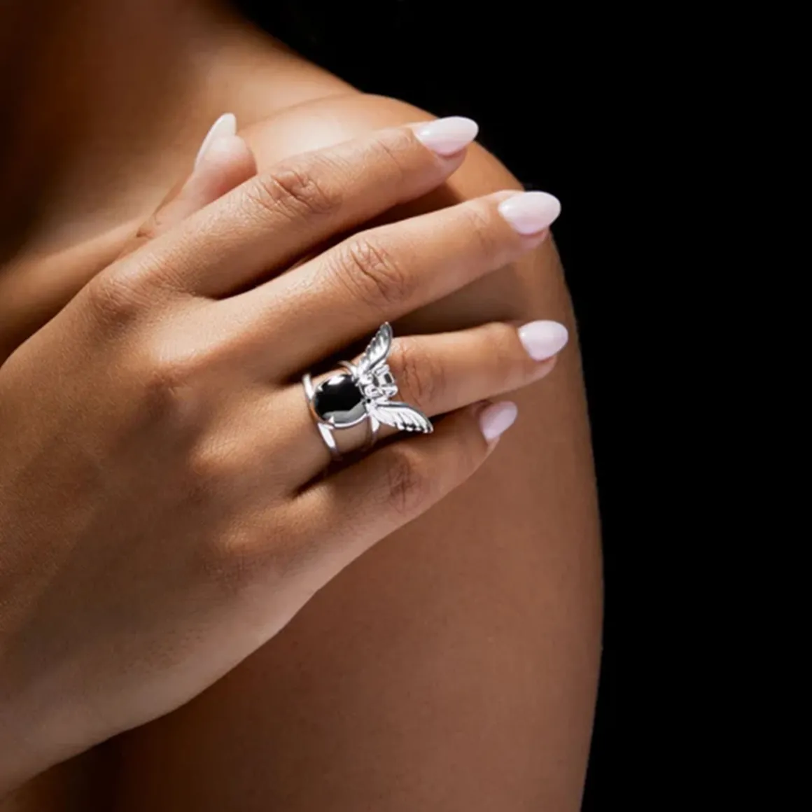 maria_nilsdotter_ring_gar_1.webp MARIA NILSDOTTER RING GARGOYLE SORT SPINELL