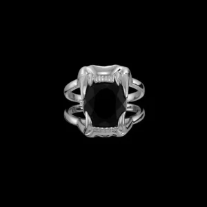 MARIA NILSDOTTER RING JAW STONE SORT SPINELL