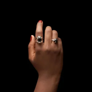 MARIA NILSDOTTER RING JAW STONE SORT SPINELL