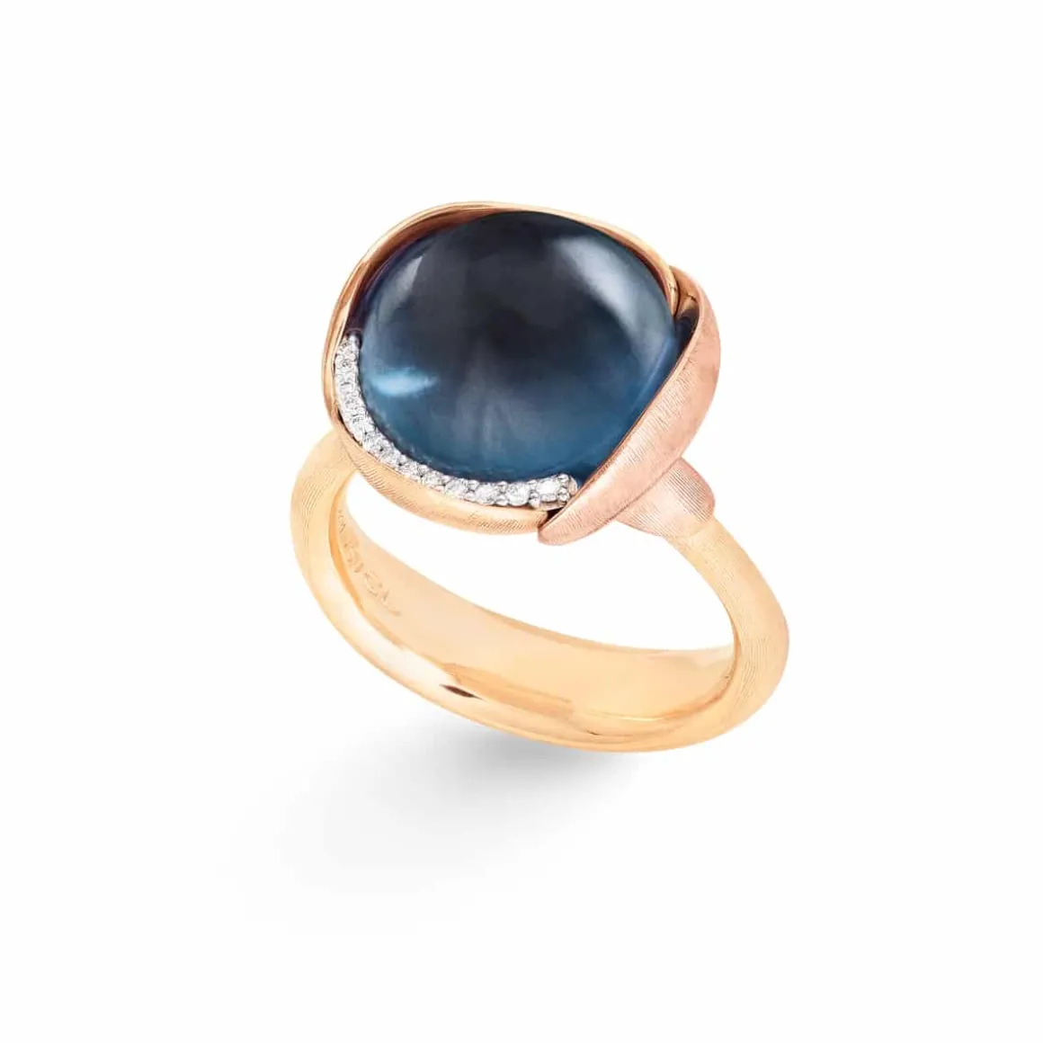 ole_lynggaard_ring_lotus__0-18.webp OLE LYNGGAARD RING LOTUS STR 3 LONDON BLUE TOPAS