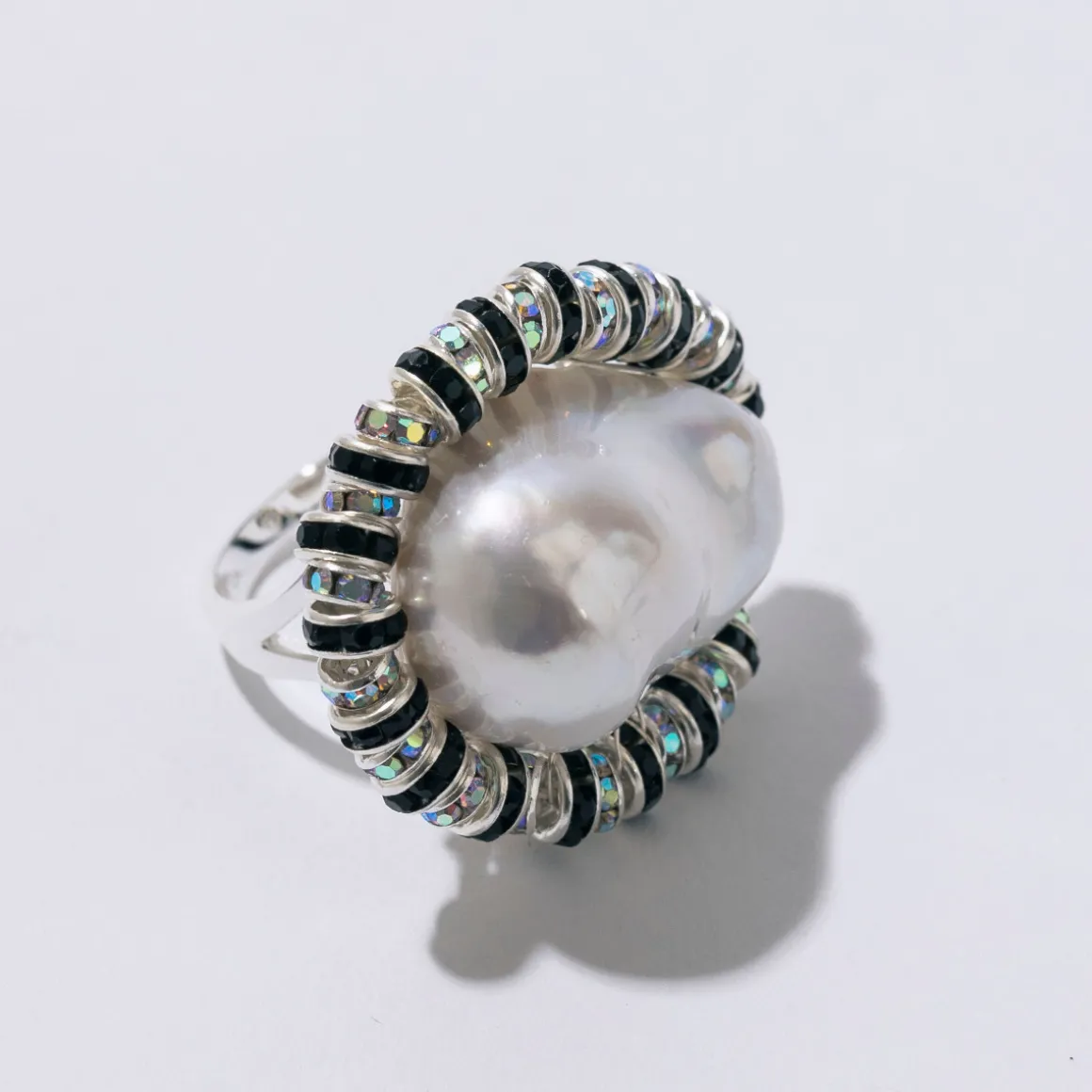 pearl_octopussy_diamond_z_0.webp PEARL OCTOPUSS.Y DIAMOND ZEBRA BAROQUE RING