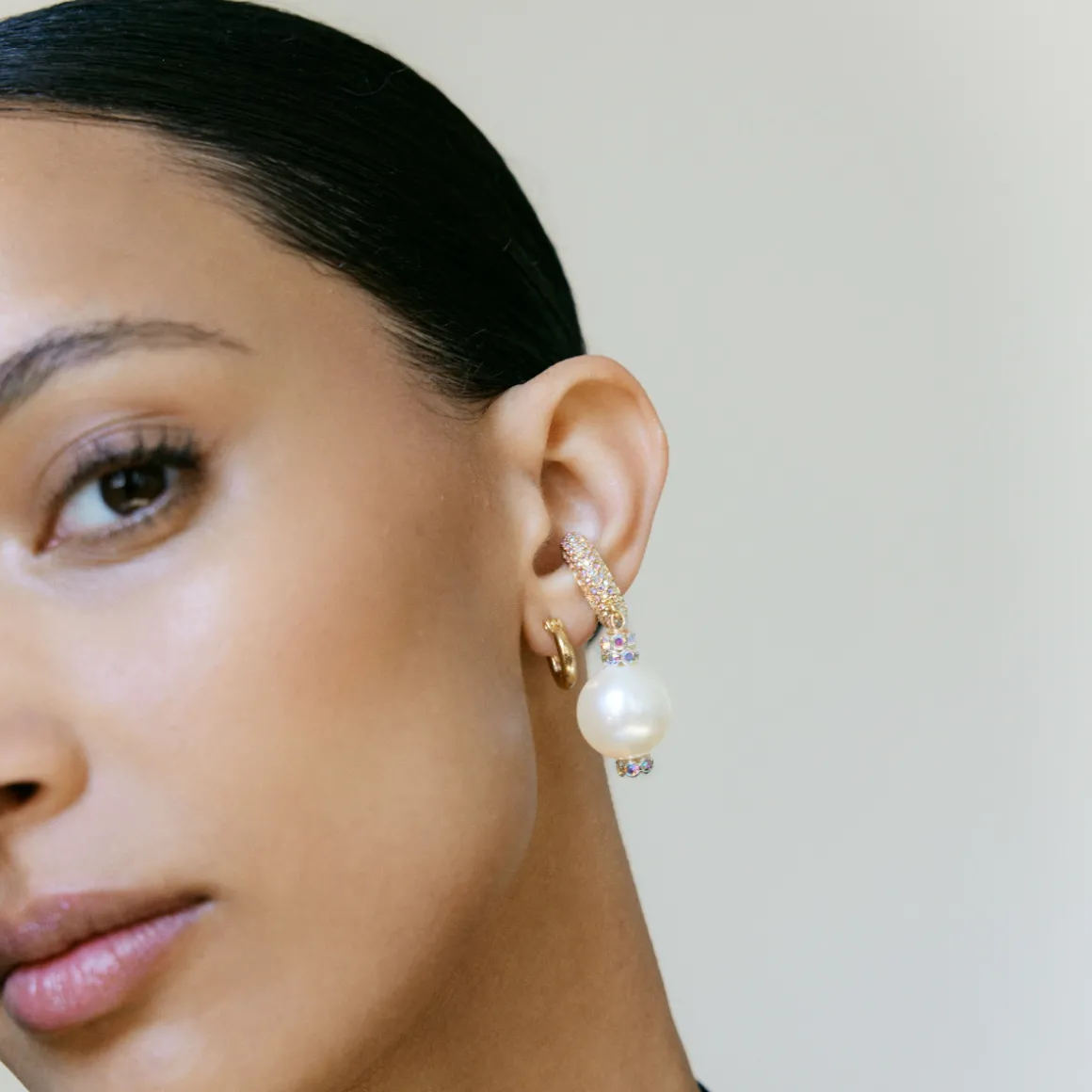 pearl_octopussy_moon_earc_1.webp PEARL OCTOPUSS.Y MOON EARCUFF