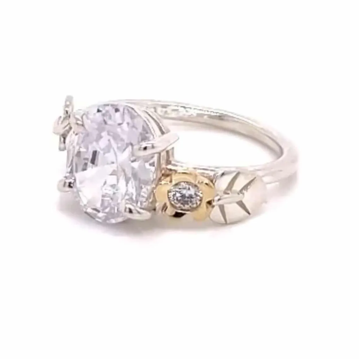 rikke_harsheim_ring_med_b_1.webp RIKKE HARSHEIM RING MED BLADER OVAL STEN OG GULLBLOMST SMAL RINGSKINNE 2MM