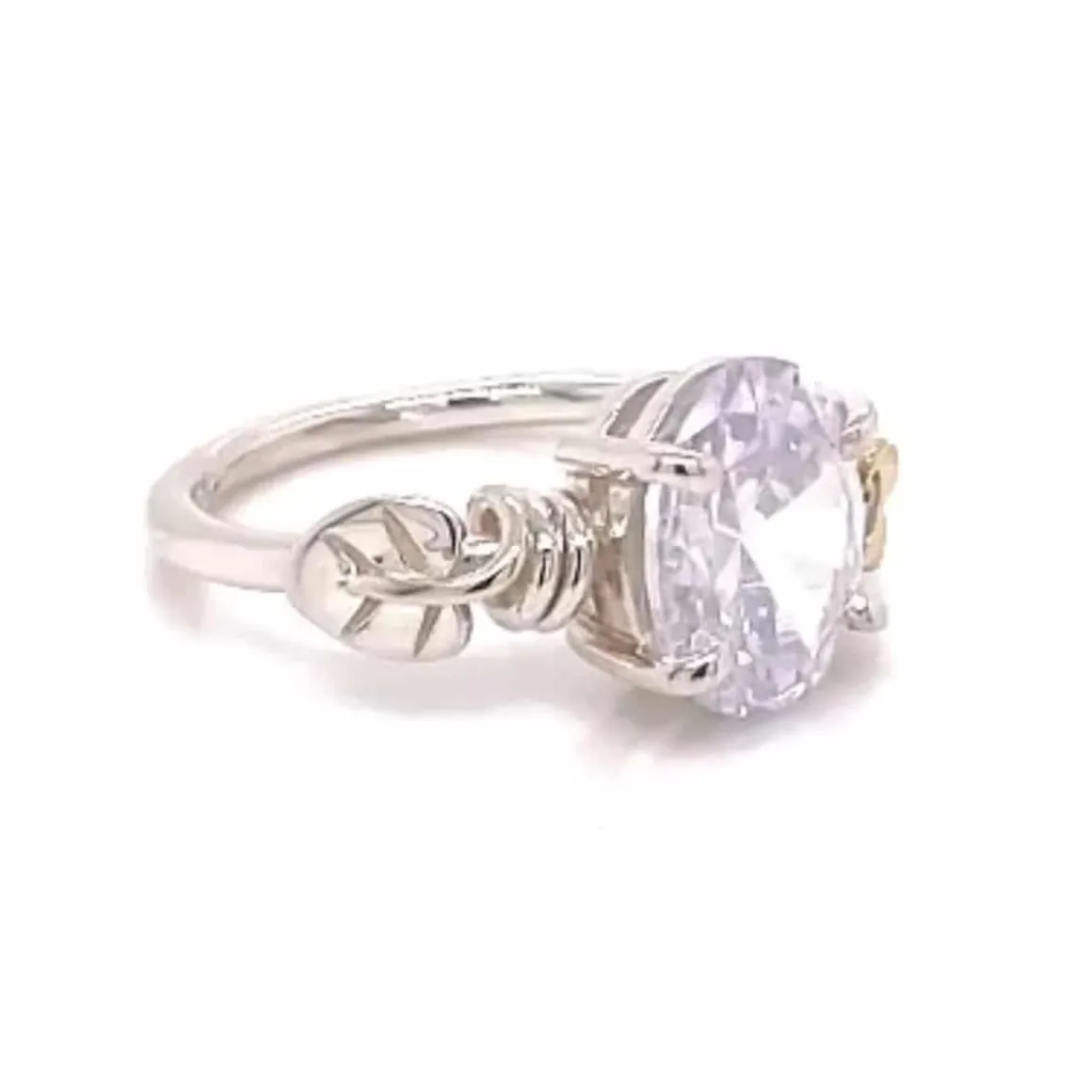 rikke_harsheim_ring_med_b_2.webp RIKKE HARSHEIM RING MED BLADER OVAL STEN OG GULLBLOMST SMAL RINGSKINNE 2MM
