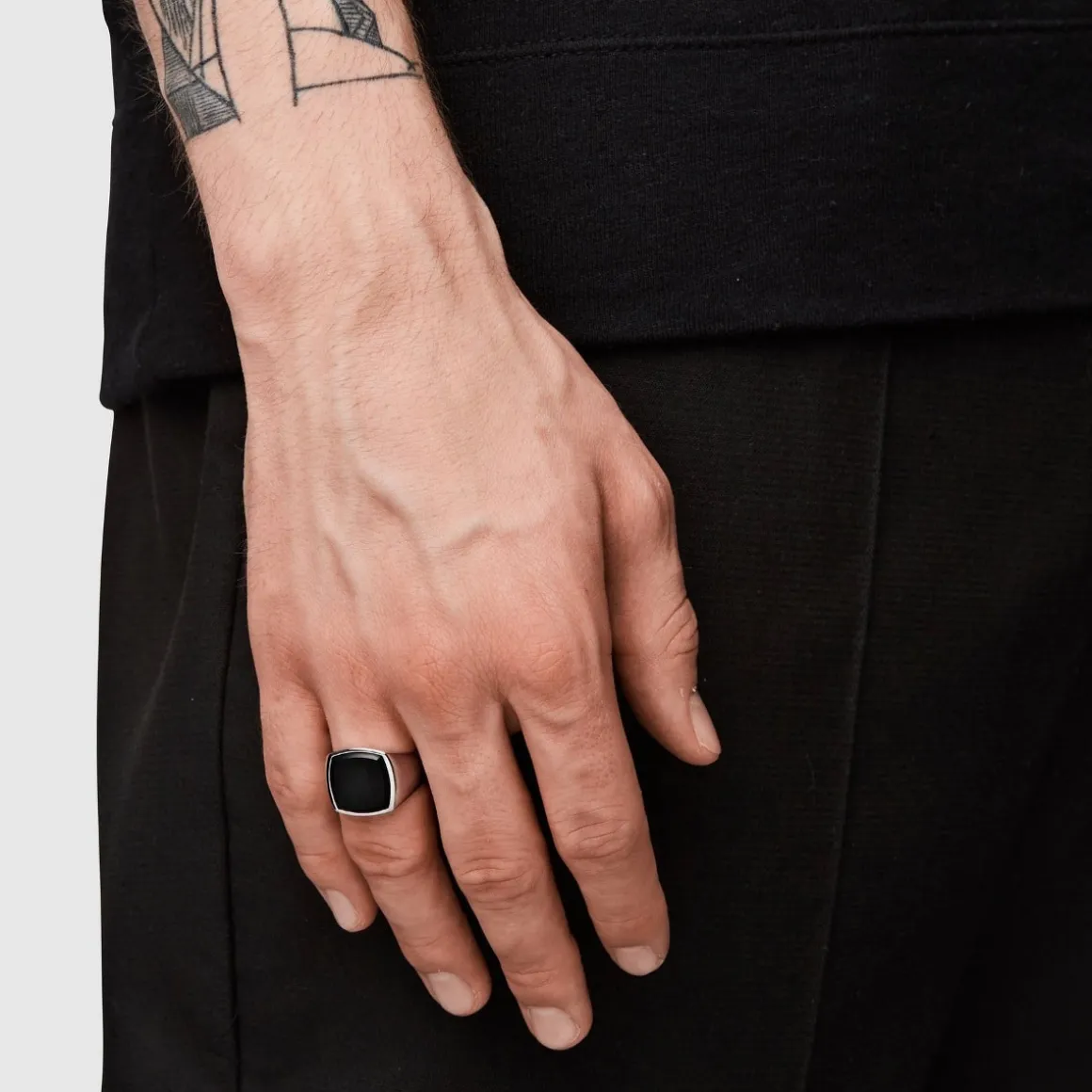 tom_wood_ring_cushion_bla_2.webp TOM WOOD RING CUSHION BLACK ONYX