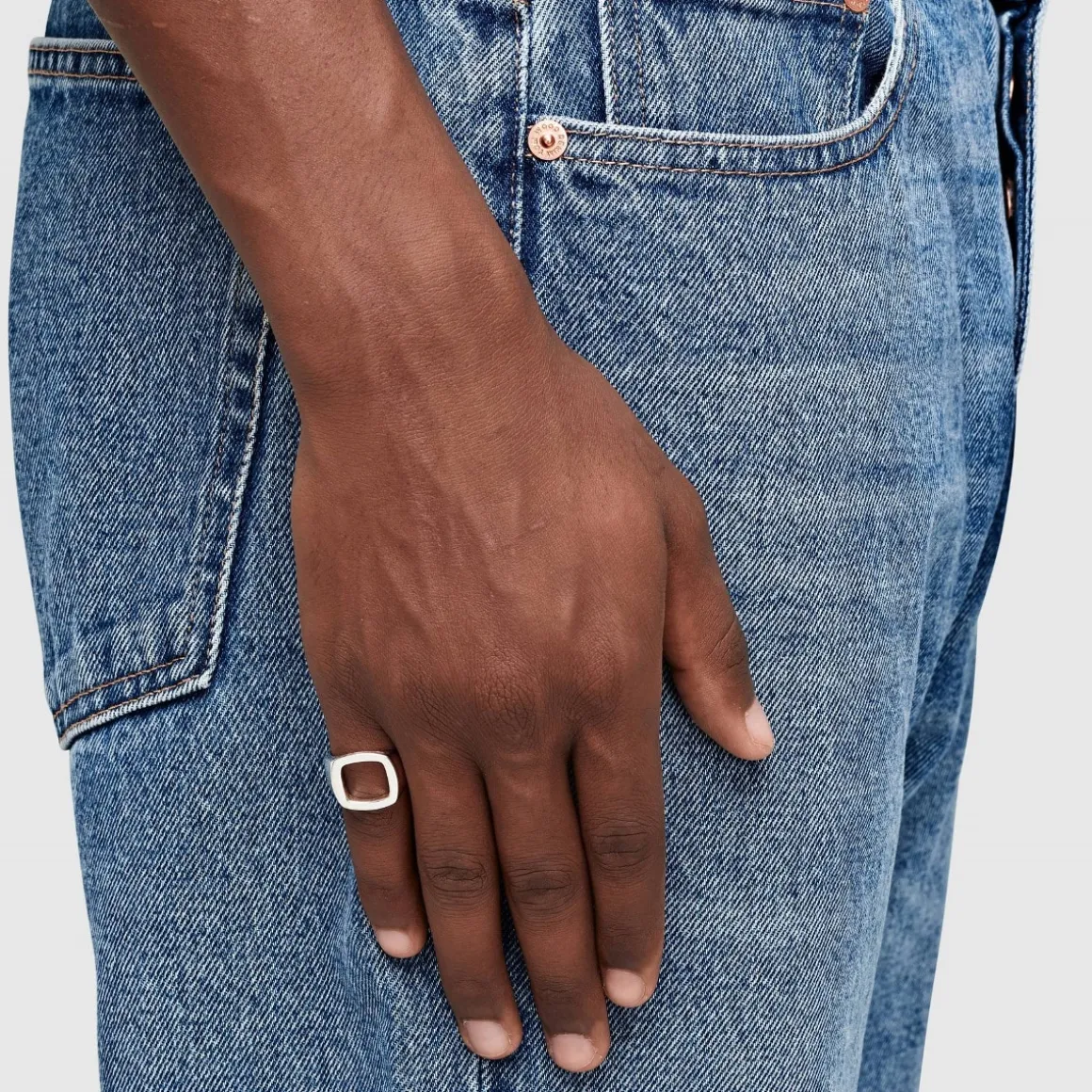 tom_wood_ring_cushion_ope_1.webp TOM WOOD RING CUSHION OPEN
