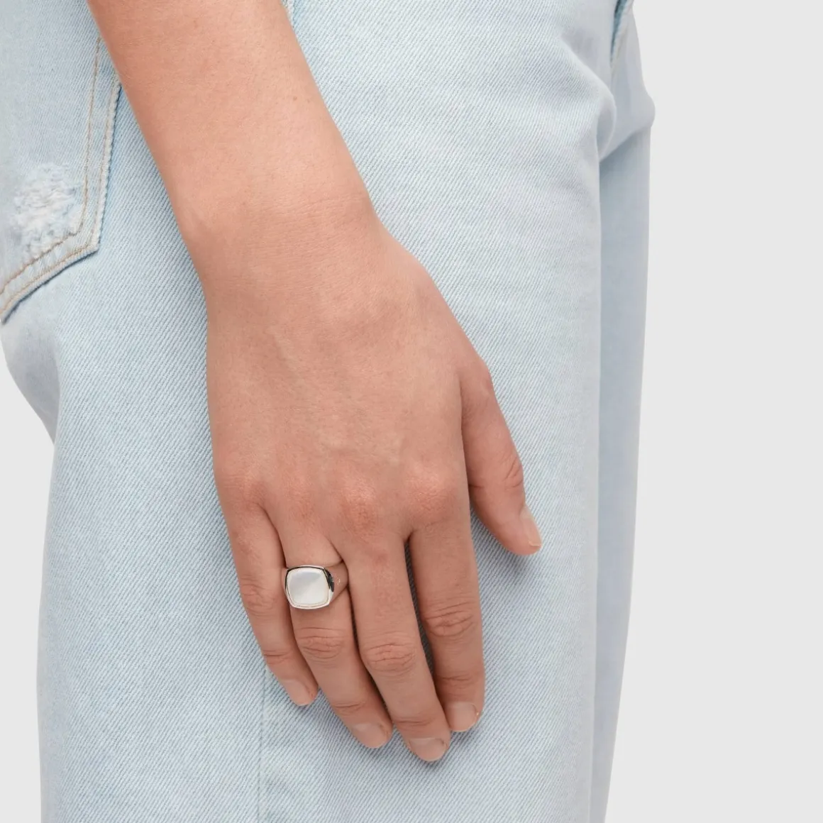tom_wood_ring_cushion_whi_2.webp TOM WOOD RING CUSHION WHITE MOTHER OF PEARL