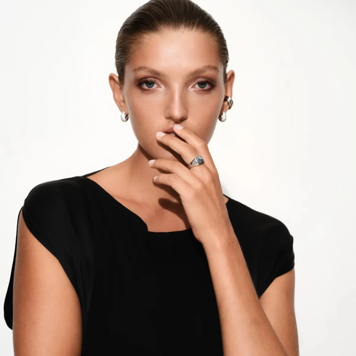 tom_wood_ring_kay_larviki_3.webp TOM WOOD RING KAY LARVIKITE