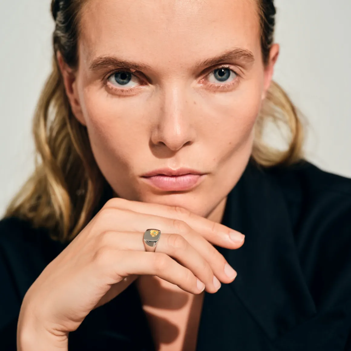 tom_wood_ring_mined_small_1.webp TOM WOOD RING MINED SMALL EMERALD