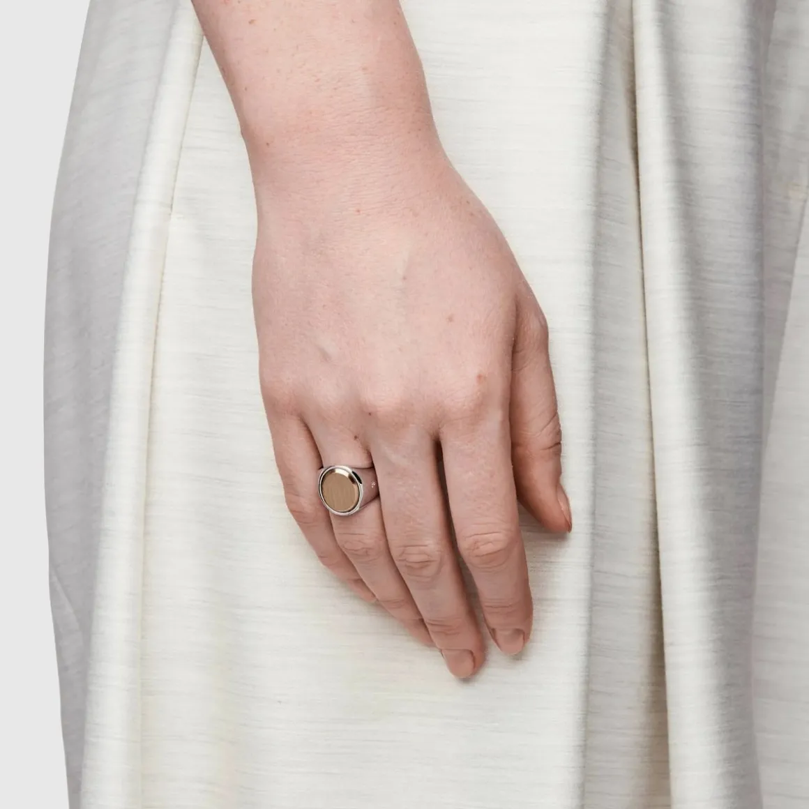 tom_wood_ring_oval_gold_t_2.webp TOM WOOD RING OVAL GOLD TOP